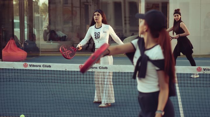 Le padel en automne 2026 : comprendre l'engouement et se lancer