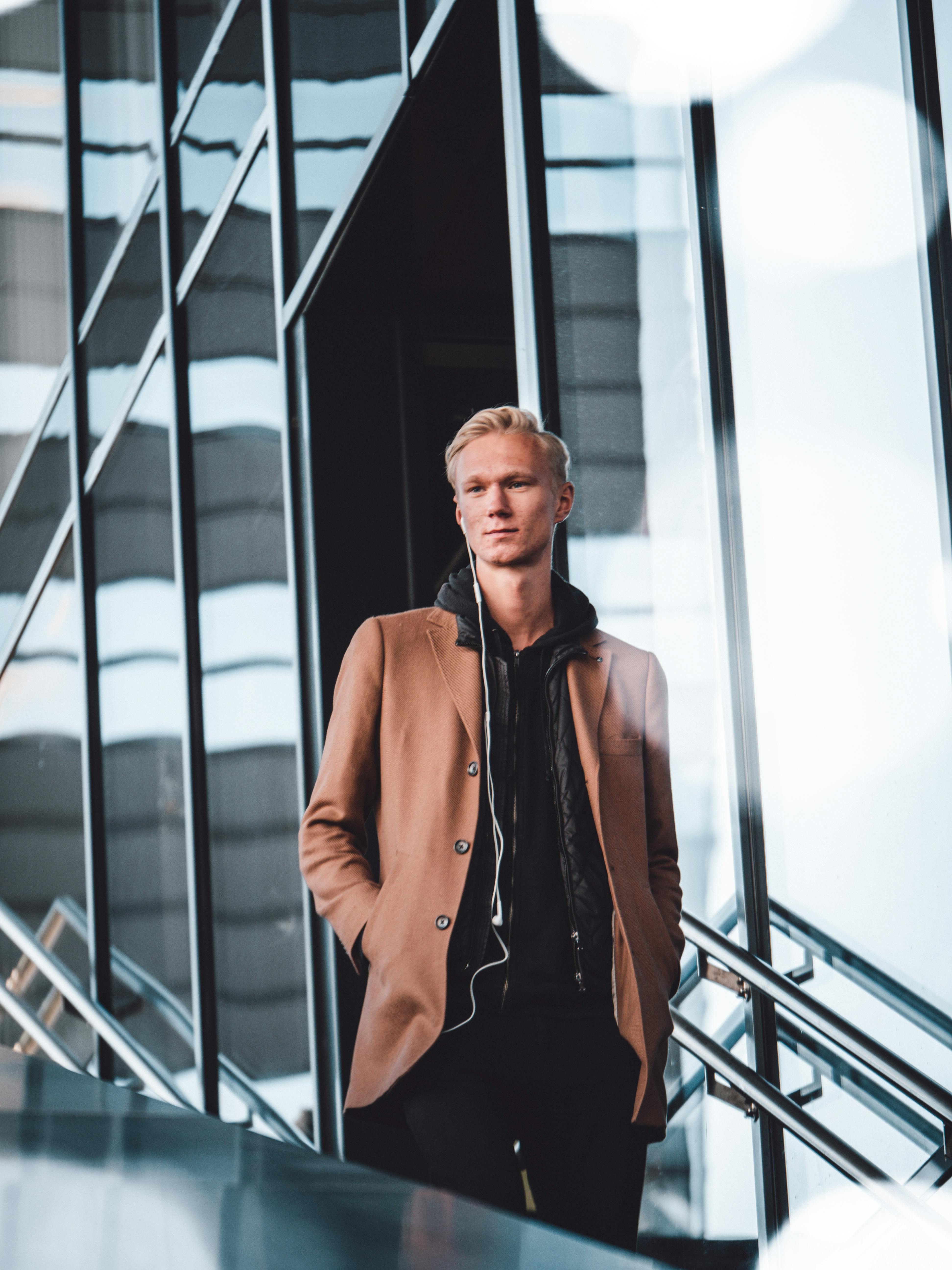 晴朗的户外，一位时尚年轻人的城市肖像