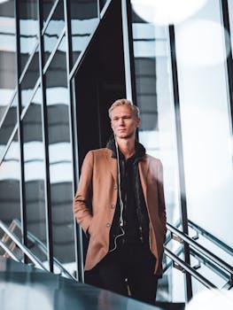 晴朗的户外，一位时尚年轻人的城市肖像