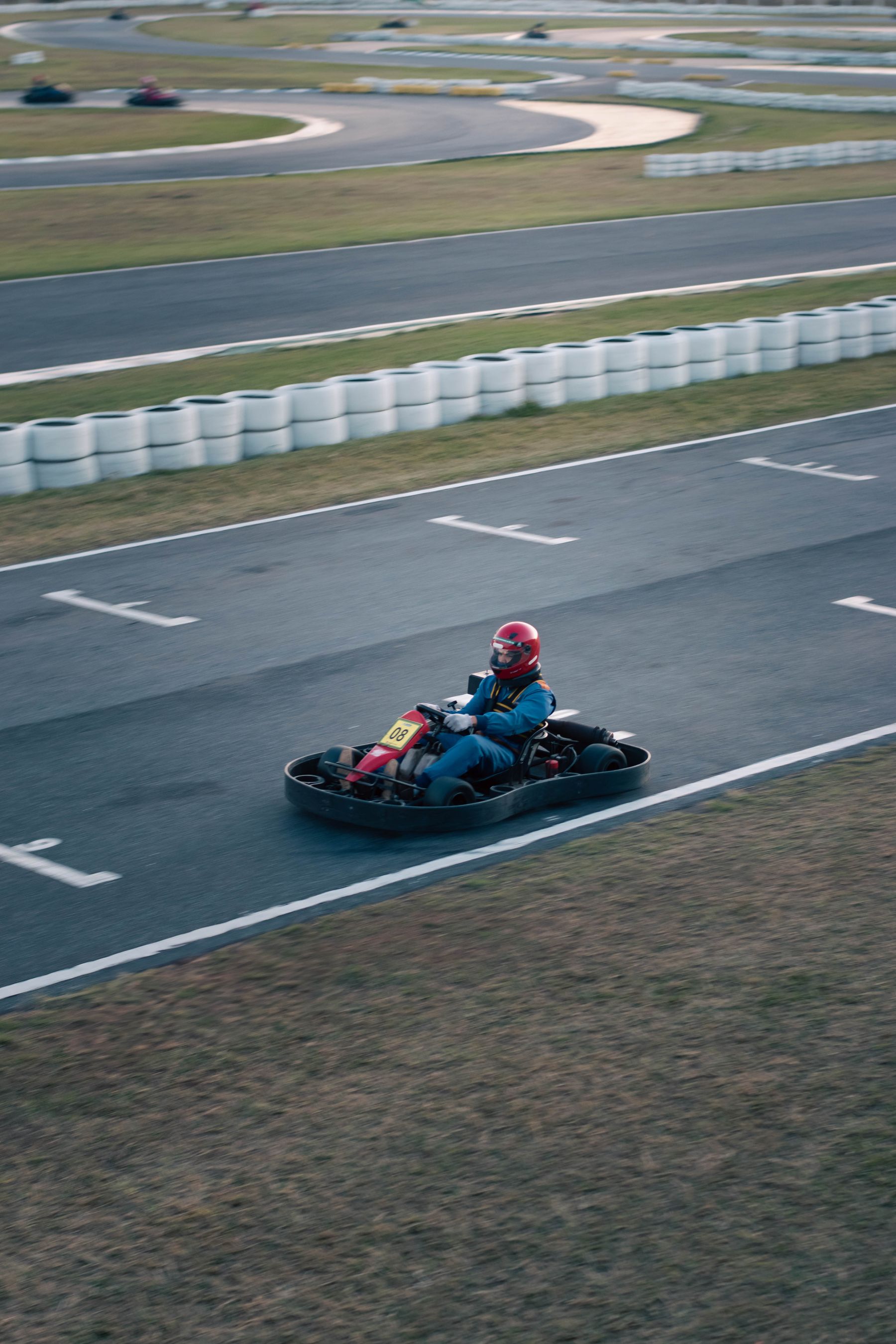 Kart roulant sur un circuit extérieur