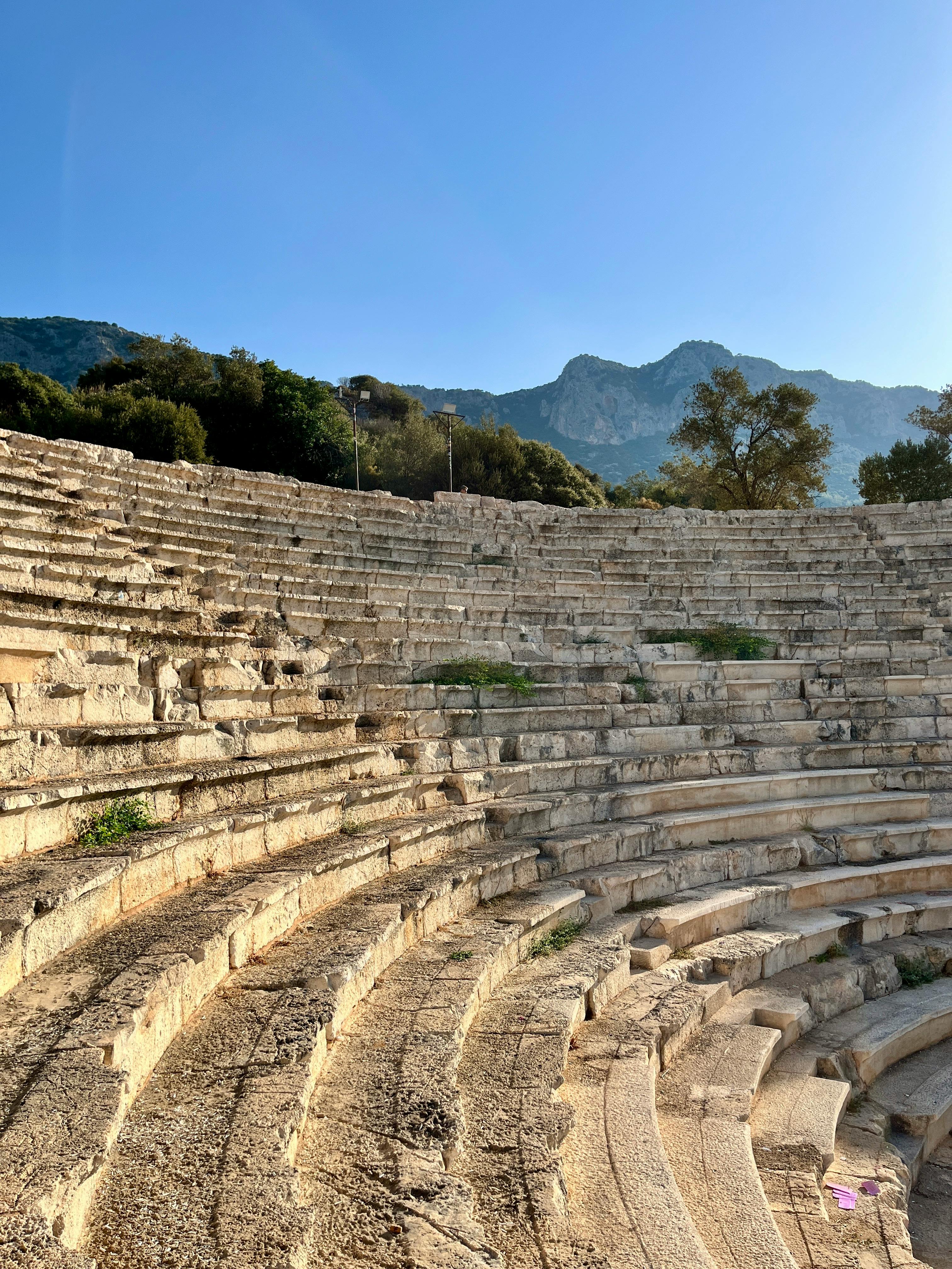 gratis Ontdek het prachtige oude amfitheater in Antalya, Turkije, met op de achtergrond een prachtig berglandschap. Stockfoto