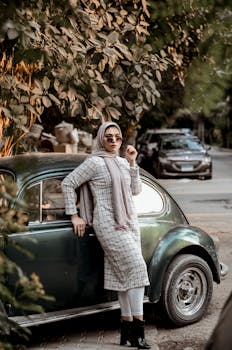开罗的时尚女性通过老式大众甲壳虫展示现代时尚