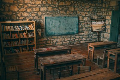 An empty rustic classroom with wooden desks — Sami TÜRK on Pexels