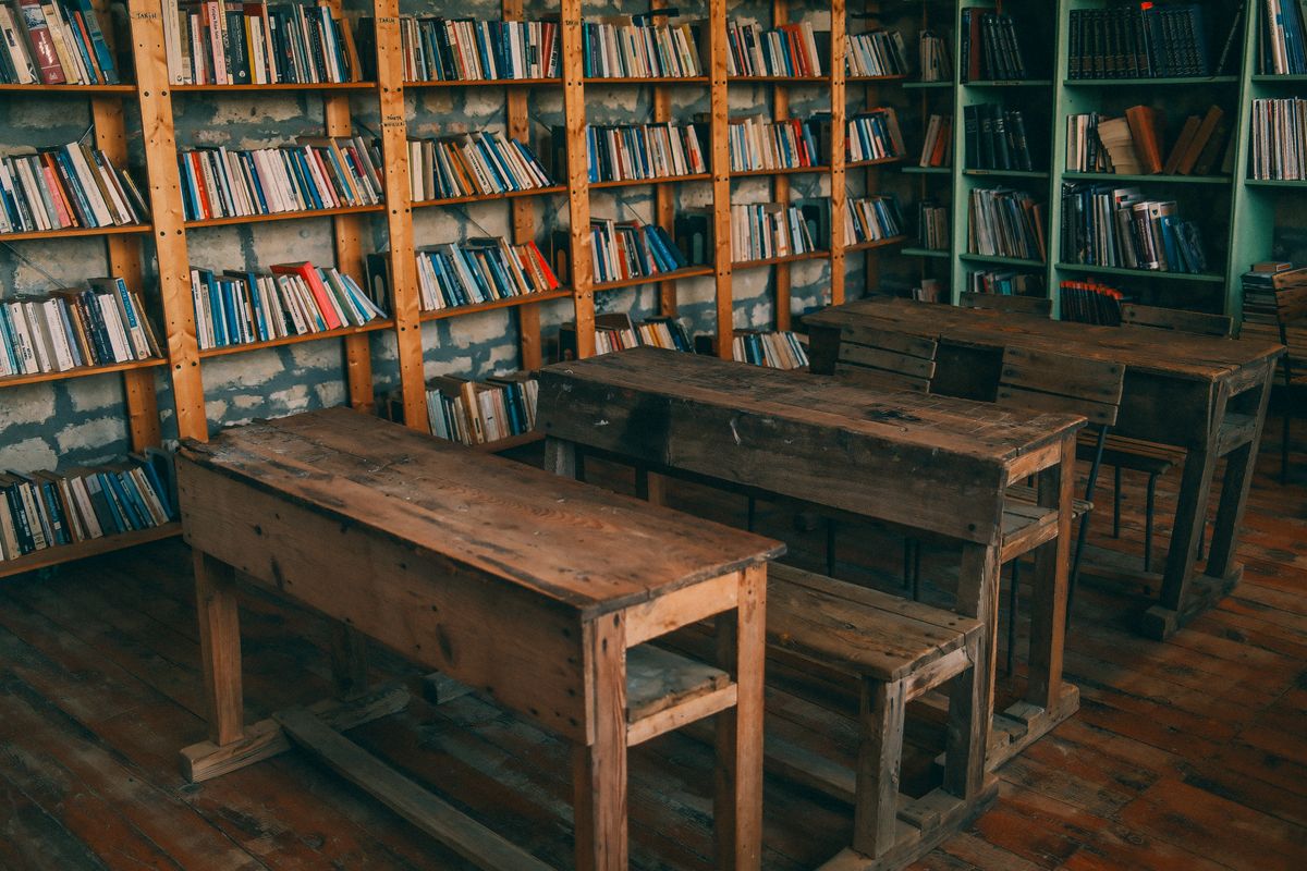 student moves in Send — Loaded properly: blankets, straps and a plan in Send