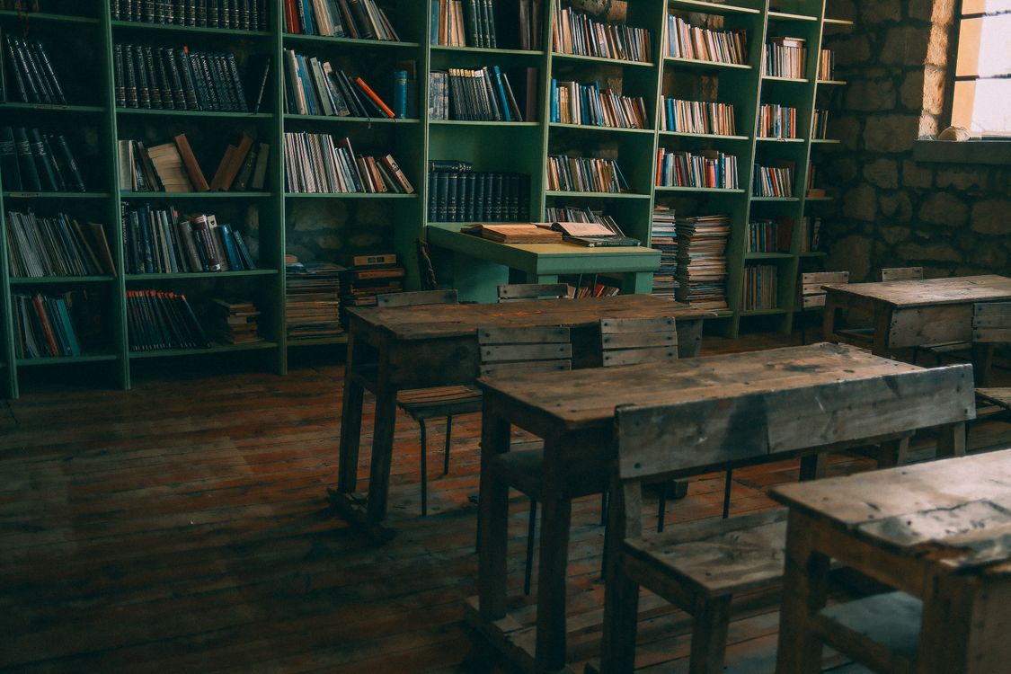 Rustic Chic Classroo Rustic Classroom with Wooden Desks and Bookshelves · Free Stock Photo
