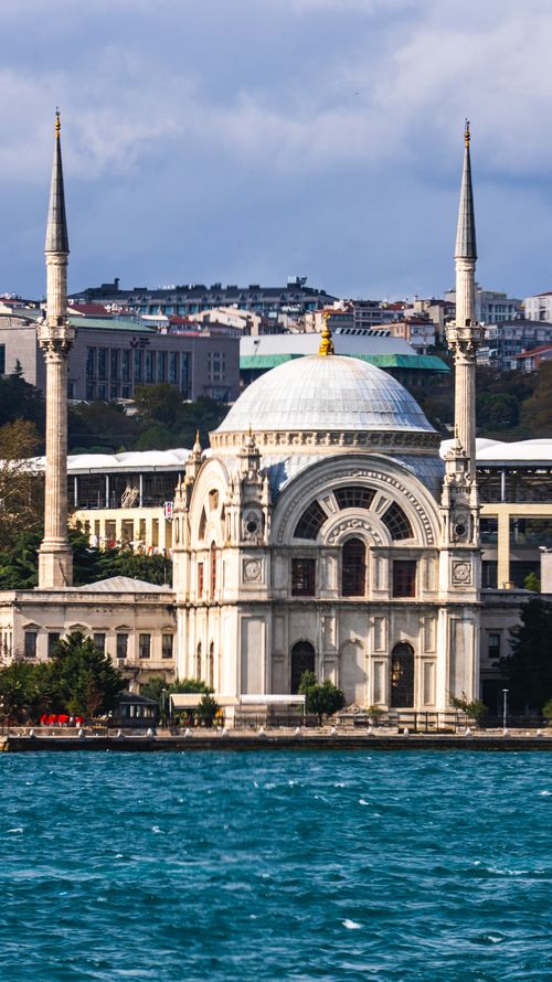 Free Ortaköy Mosque with minarets alongside the Bosphorus in Istanbul, Turkey. Stock Photo