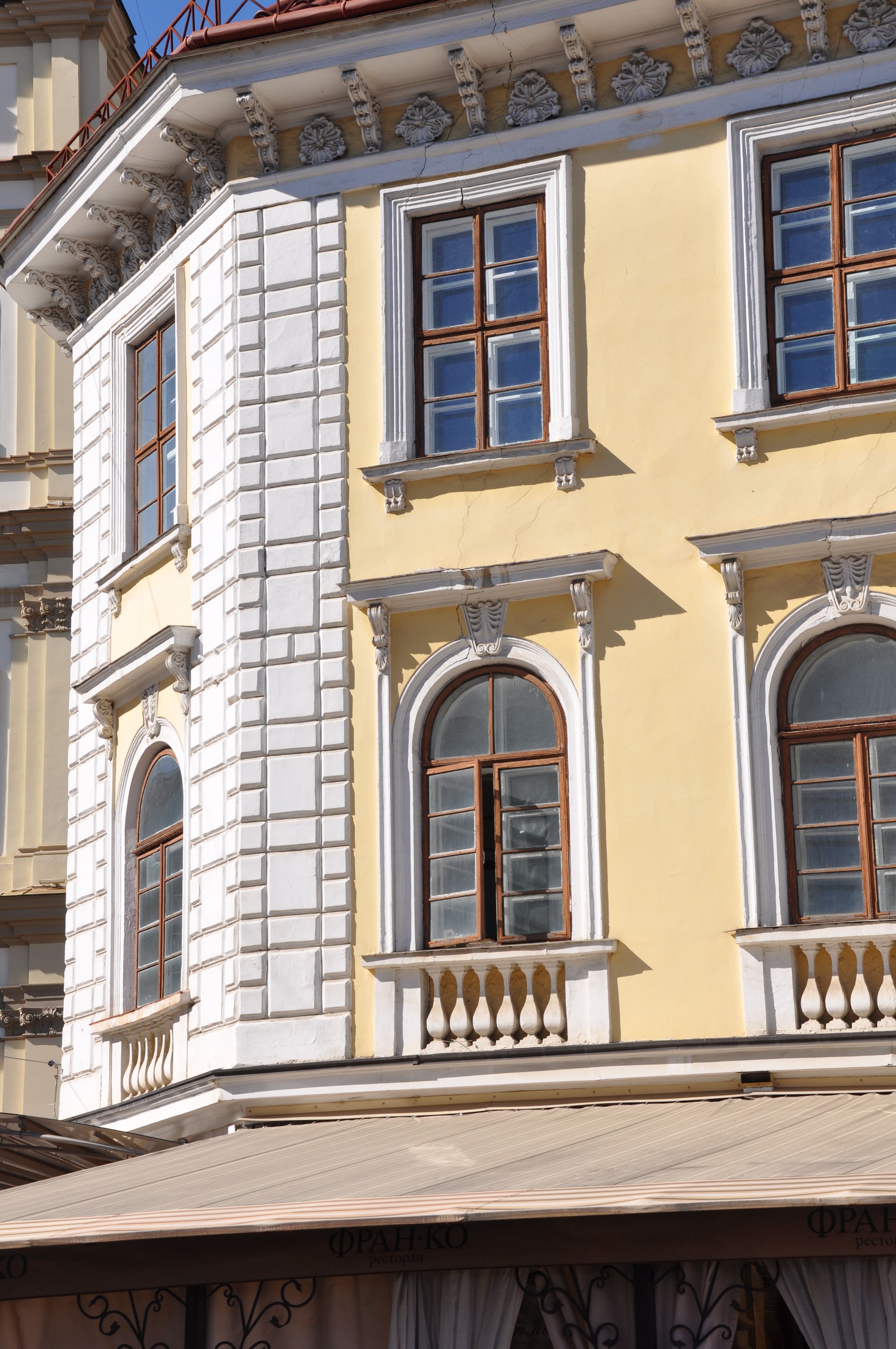 Elegant Arched Window on Historic Building · Free Stock Photo