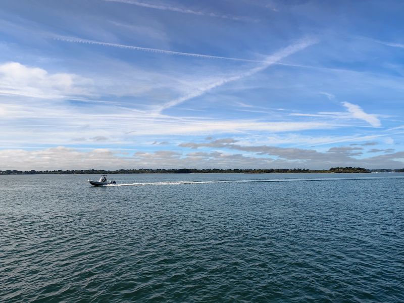 Bateau à moteur sur le Golfe du Morbihan près d'Arradon