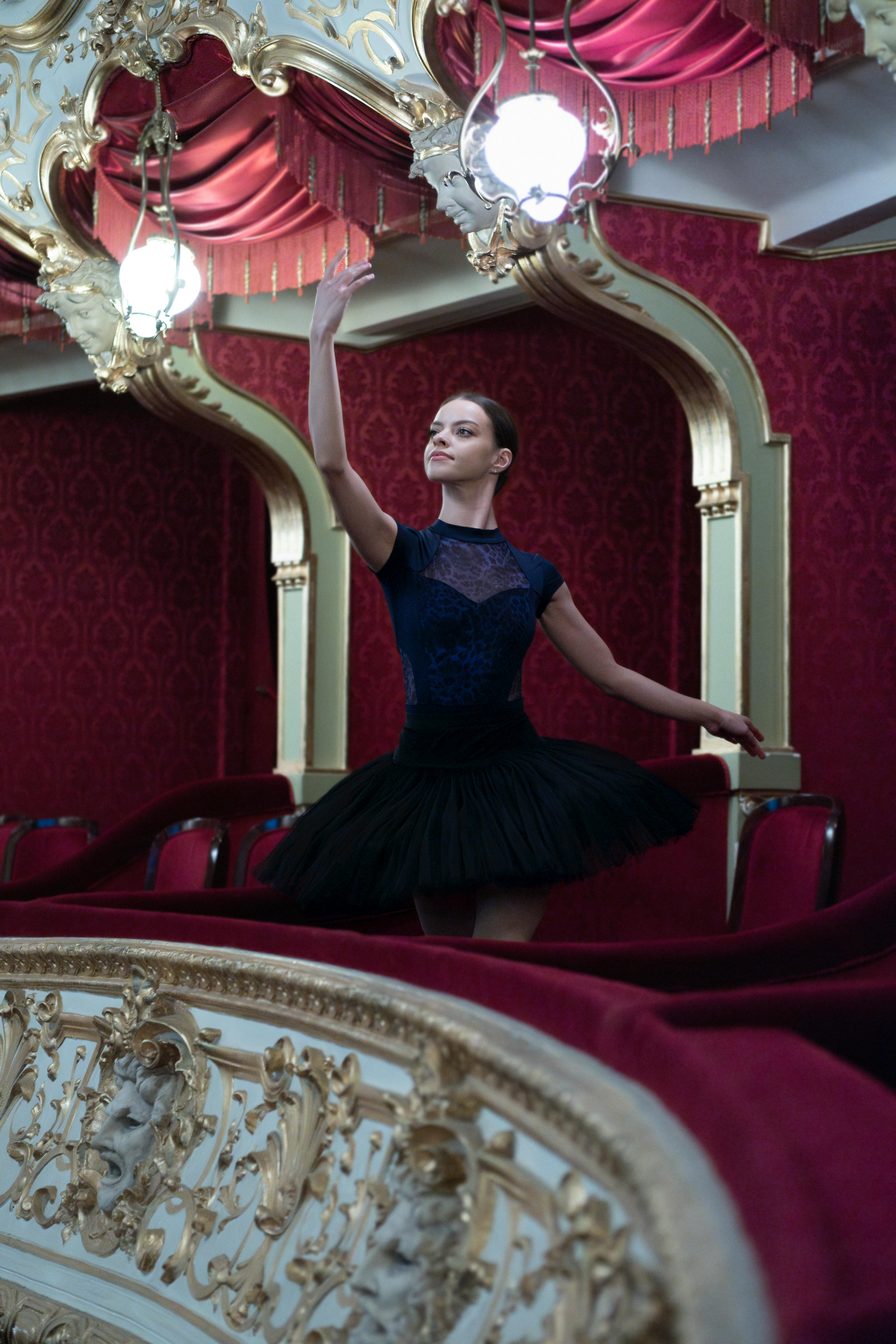 Gratis Elegant Ballerina Poserer I Overdådig Teater Arkivbilde