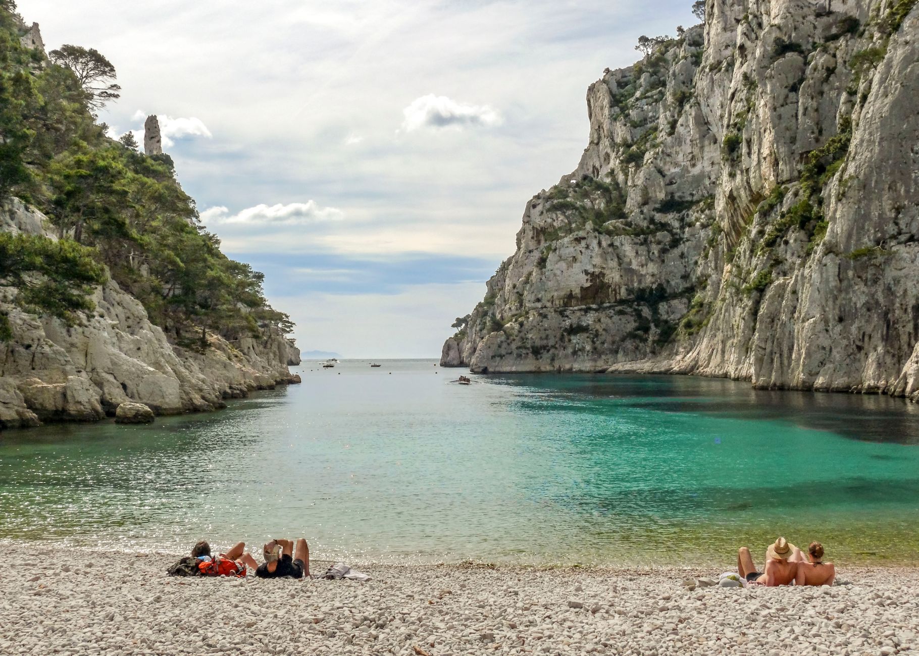 Un día sereno en la playa de Calanque con aguas turquesas y acantilados dramáticos en Marsella, Francia.