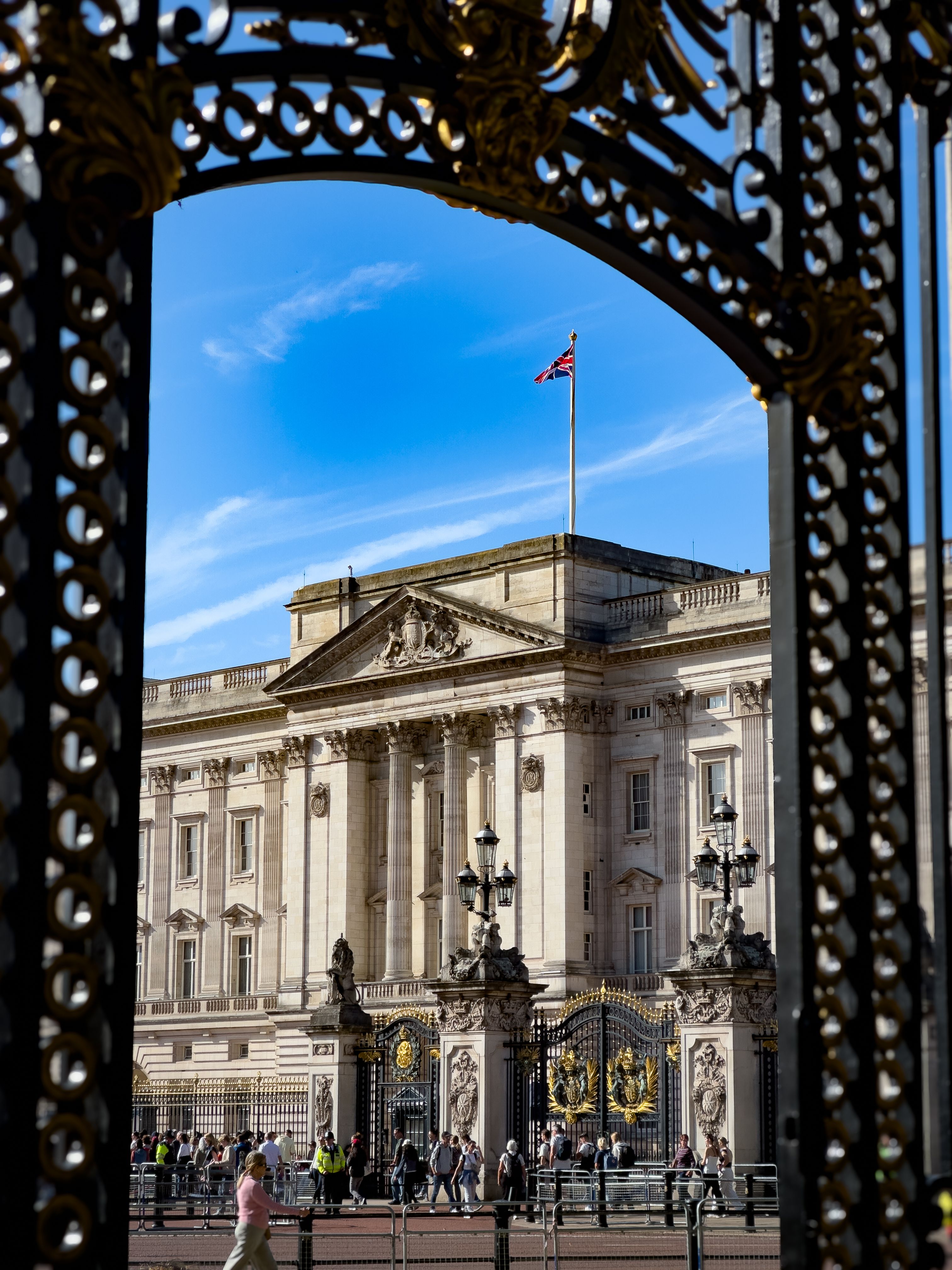 Prachtig uitzicht op Buckingham Palace door de sierlijke poorten op een zonnige dag in Londen.