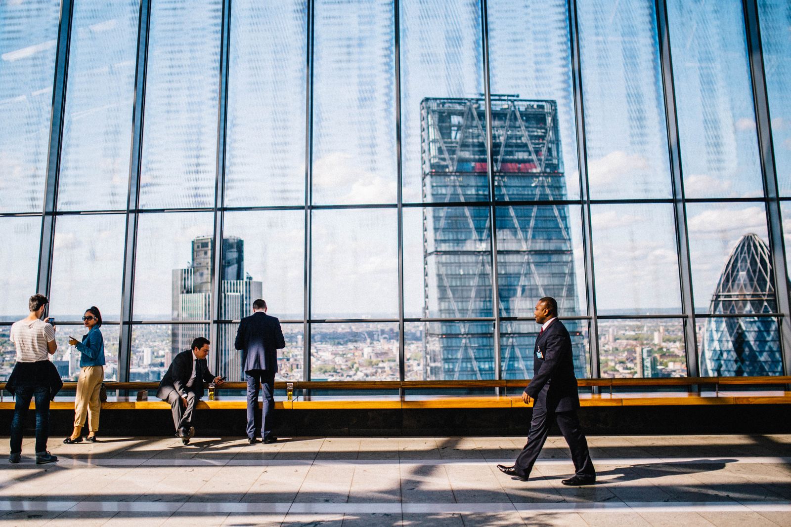 Profesionales de negocios en una oficina moderna con vista al horizonte de la ciudad
