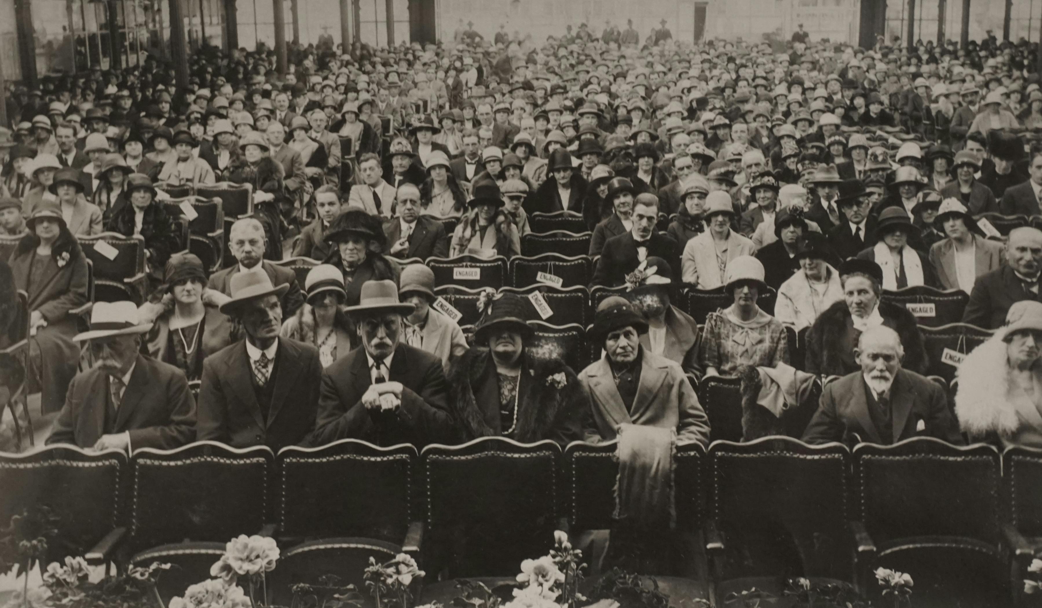 Gratis Un vasto pubblico seduto su sedie da teatro d'epoca, immortalato in bianco e nero. Foto a disposizione