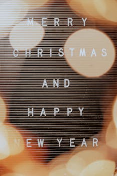 以喜庆的散景为背景，圣诞节和新年致辞色调温暖