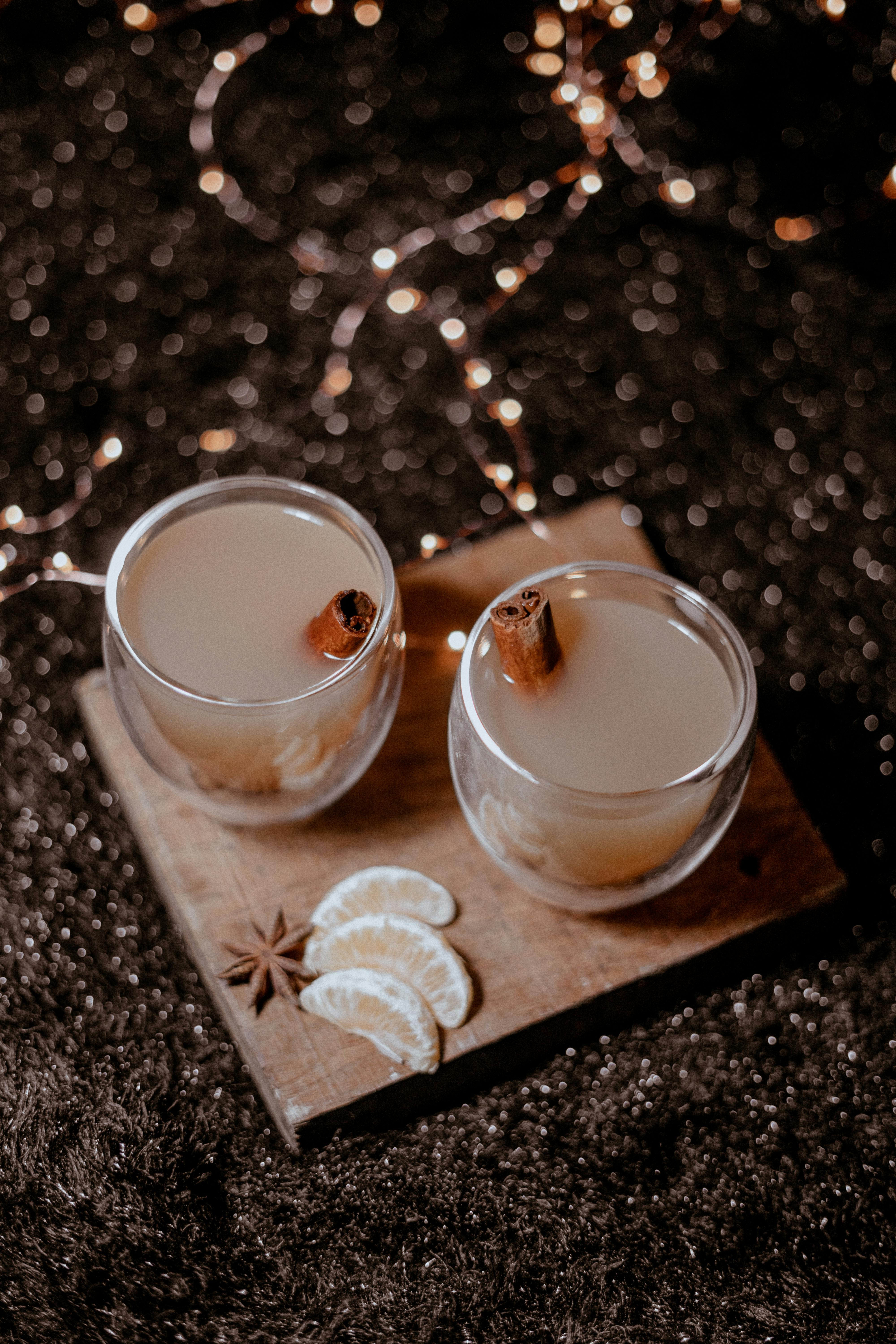 温热的肉桂茶搭配橙子片和八角茴香，放在木板上，营造出舒适的感觉