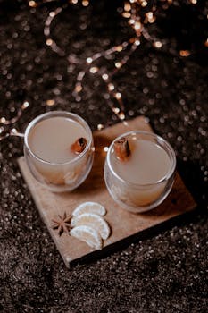 温热的肉桂茶搭配橙子片和八角茴香，放在木板上，营造出舒适的感觉