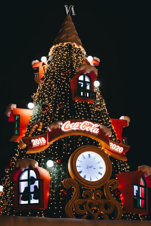 Grand Arbre De Noël Coca Cola Avec Des Décorations Pendant La Nuit