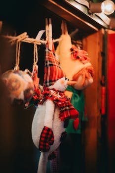 室内场景舒适，悬挂着圣诞装饰品和节日装饰