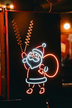 夜晚，阿塞拜疆巴库的街道上，充满活力的霓虹圣诞老人标志闪闪发光