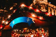 巴库圣诞市场入口的夜色，灯火通明