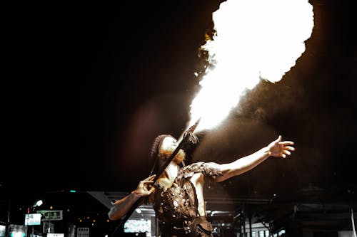 Homme Crachant Du Feu La Nuit