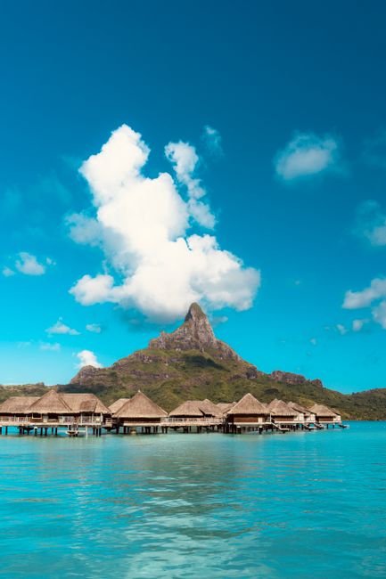 Bungalows sur pilotis et Mont Otemanu sur le lagon de Bora Bora en Polynésie française