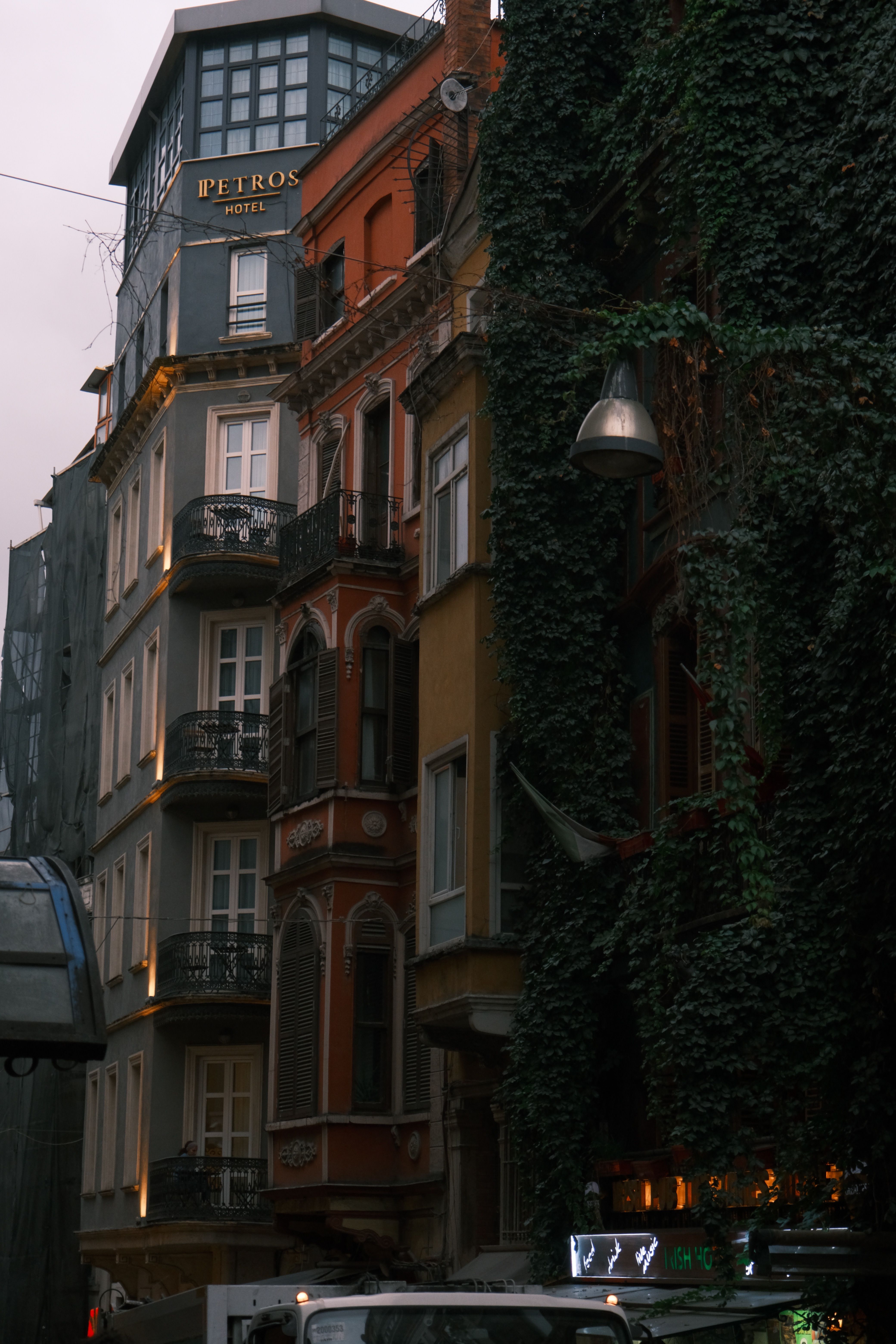 Charming Streetscape in İstanbul at Dusk · Free Stock Photo