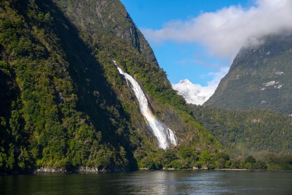 Cascada de Bowen Falls bajando entre acantilados verdes en Fiordland National Park