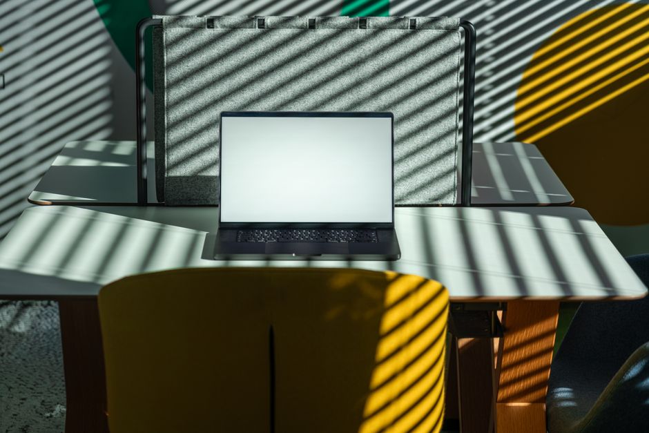 Ergonomiczne biurko domowe z dobrze uporządkowanymi kablami i matą pod obudowę