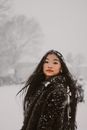 一幅描绘女子自信立于白雪皑皑户外的肖像