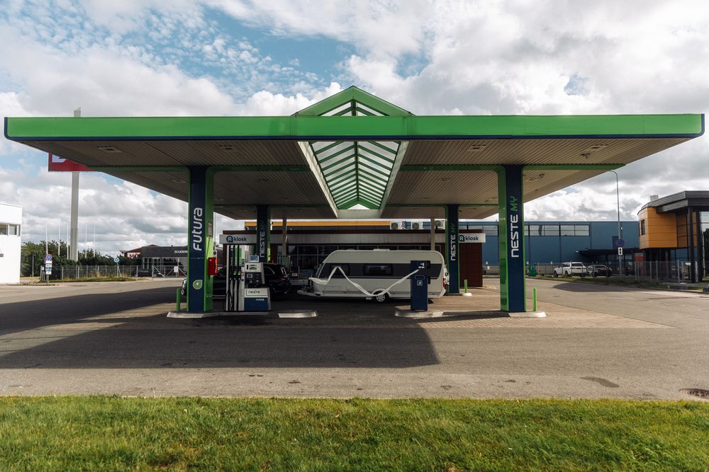 Autorulotă alimentând sub copertina unei stații de carburant din nordul Europei