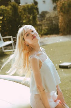 在自然户外环境中，一位时尚的女性展现出她的魅力