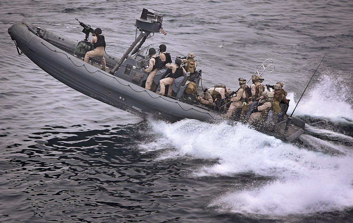 bezplatná Základová fotografie zdarma na téma armáda, člun, lidé Základová fotografie
