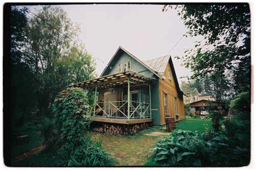 Charming rustic cabin surrounded by lush greenery, perfect for a serene retreat.