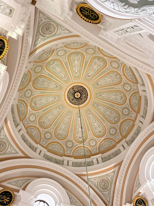 Free Beautiful dome ceiling with intricate, circular patterns and classical architectural details. Stock Photo