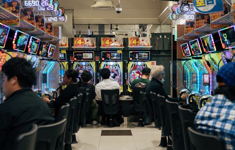 Blackjack online spielen mit professioneller Strategie am Casino Tisch