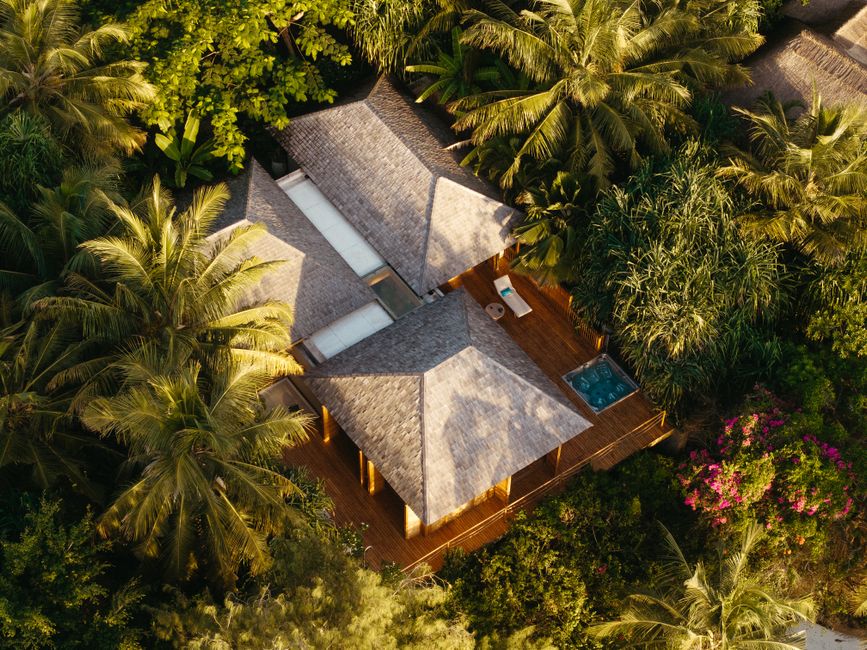 Luxuoso eco-resort em meio à natureza exuberante da Tanzânia, exemplificando sustentabilidade na hotelaria de luxo.