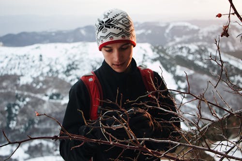 Miễn phí Chụp ảnh Lấy Nét Chọn Lọc Người đàn ông đứng Cạnh Cây Trên Núi Ảnh lưu trữ