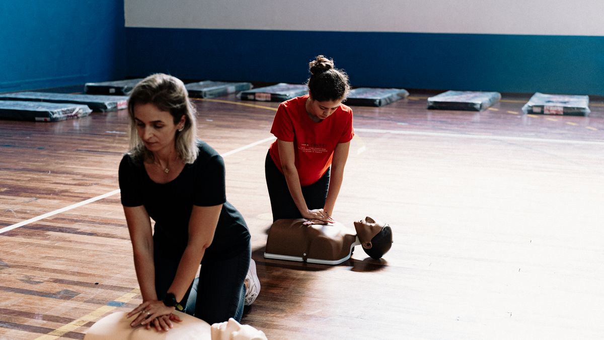 Groupe de participants en session SST avec entraînement aux gestes de premiers secours sur mannequins