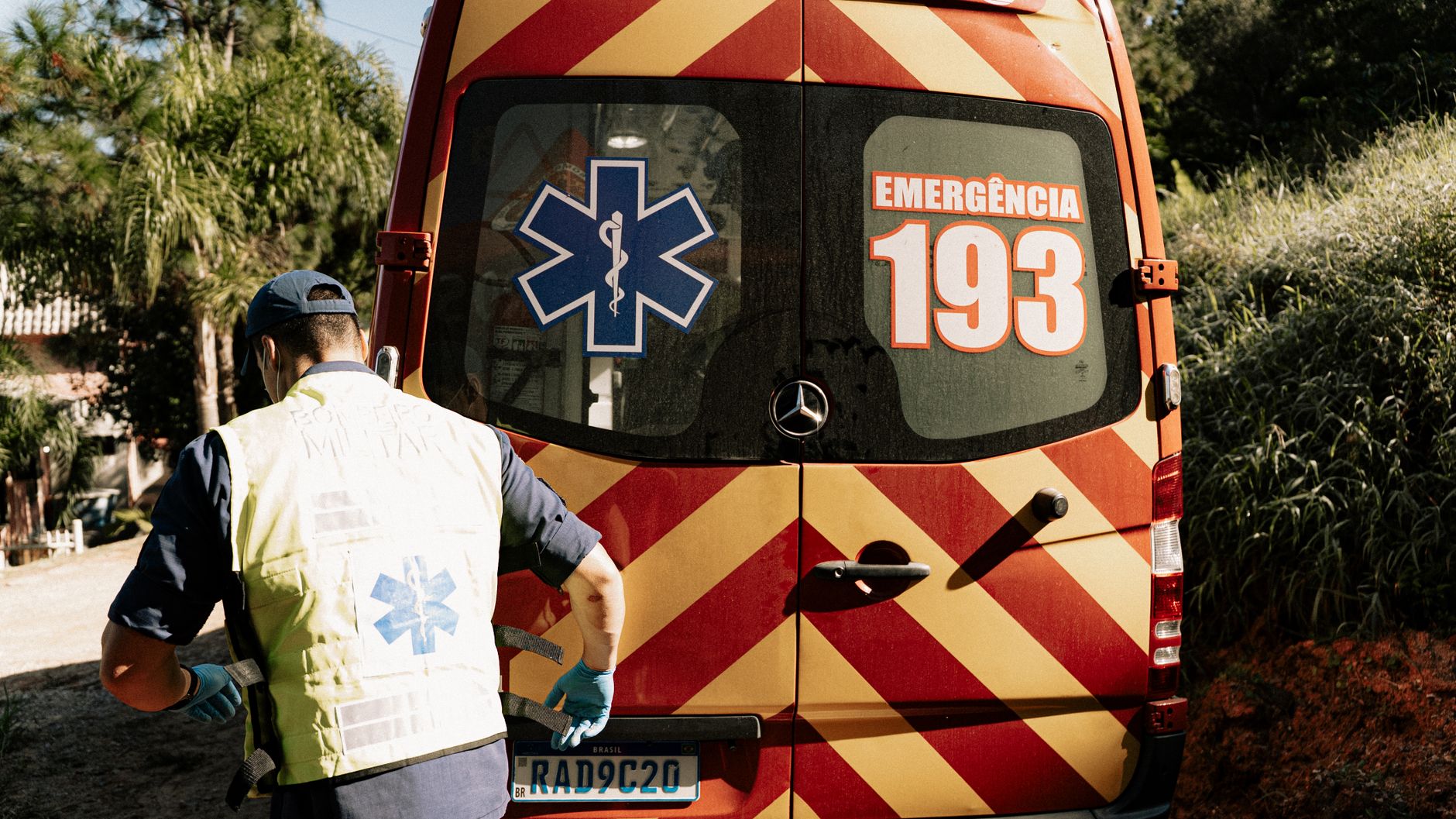 Crises de Ansiedade x Ataque Cardíaco: Guia Detalhado por um Psiquiatra 3 Socorrista ao lado de ambulância brasileira com número de emergência visível