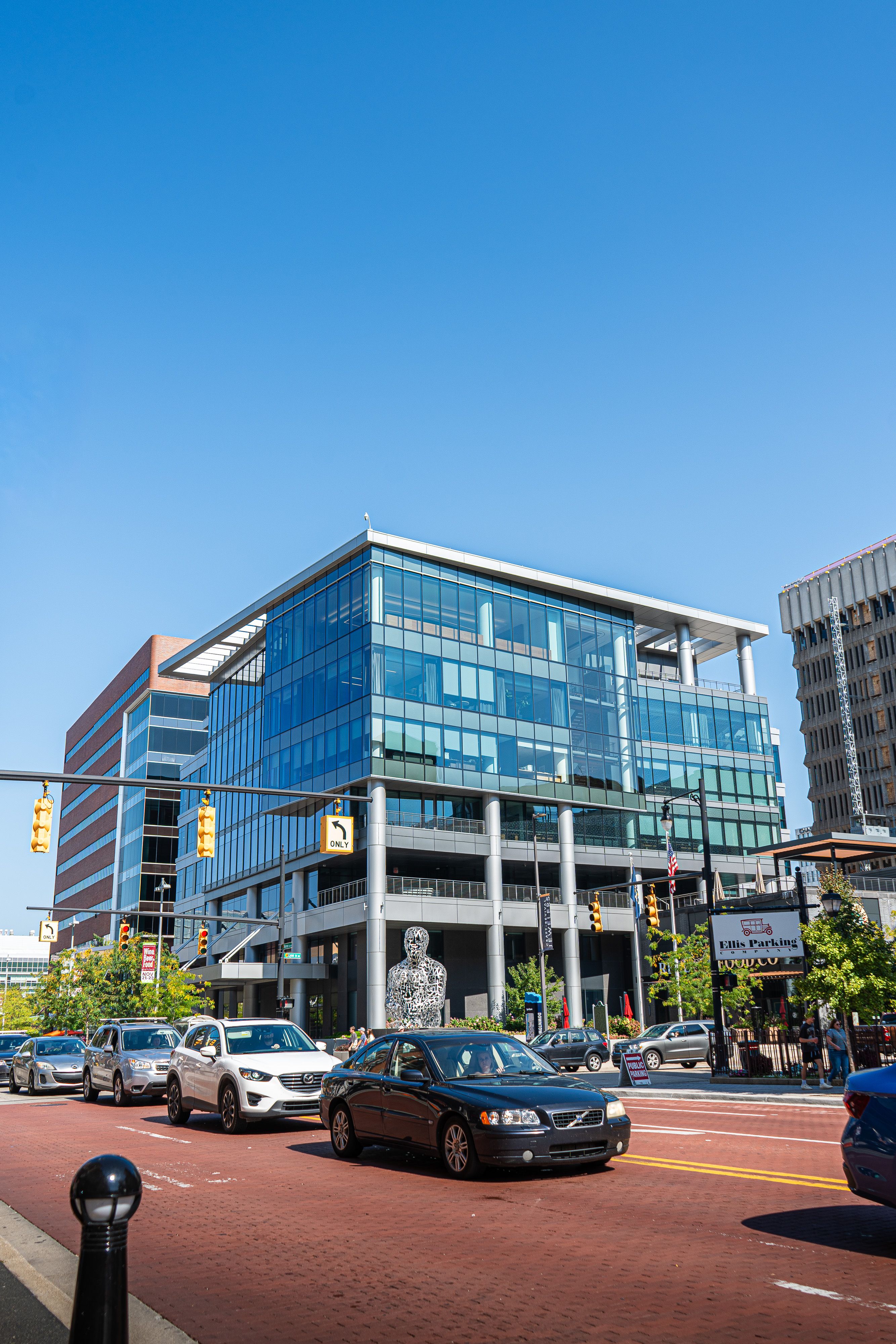 Modern Architecture and Traffic in Grand Rapids · Free Stock Photo