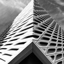 这张引人注目的黑白照片，展现了一座具有独特几何图案的现代建筑