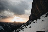 美丽的山地景观、白雪皑皑的山峰与壮观的日落天空，非常适合自然爱好者
