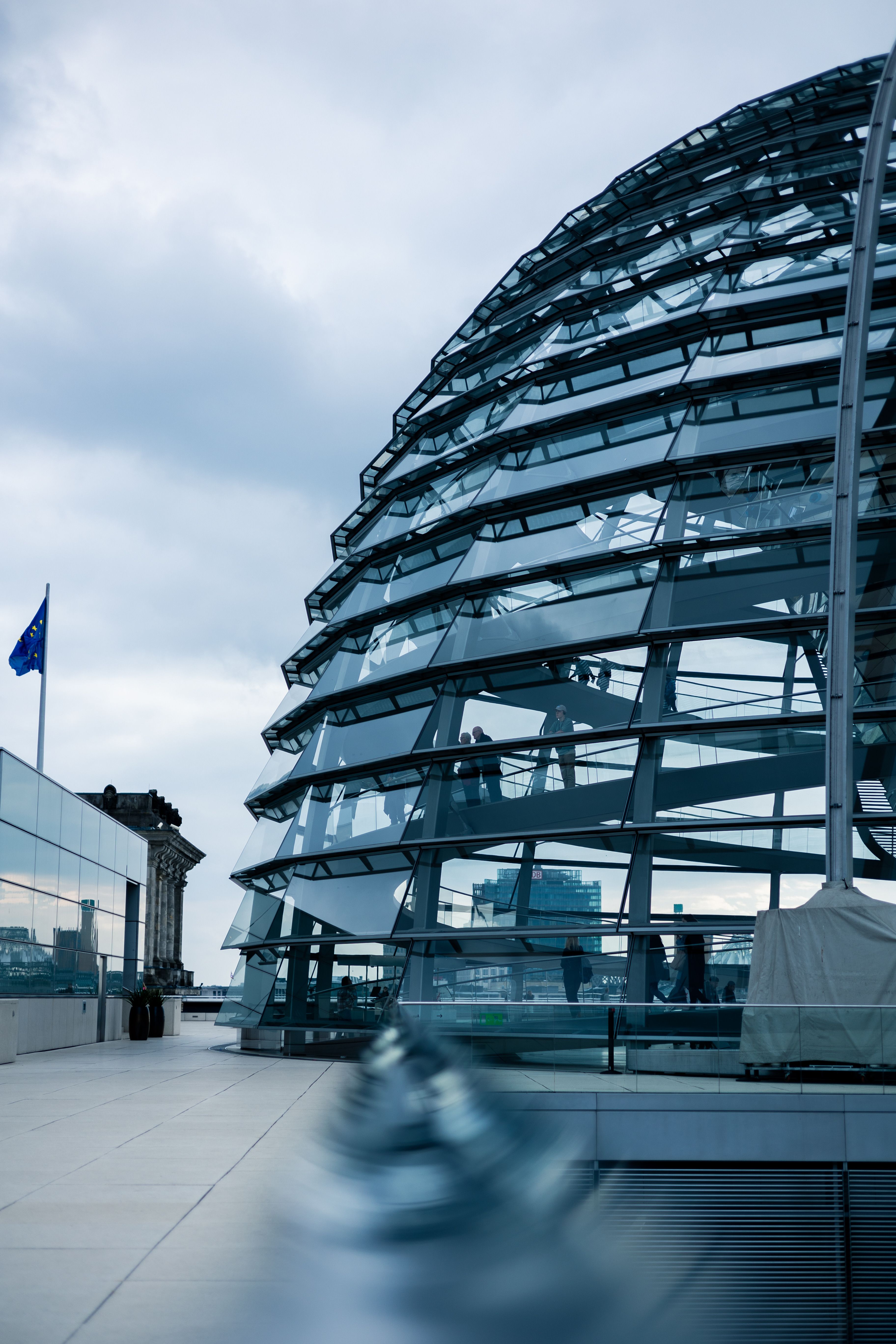 Fotomural Cúpula de cristal del Reichstag en Berlín, Alemania, que muestra una arquitectura moderna bajo un cielo nublado.
