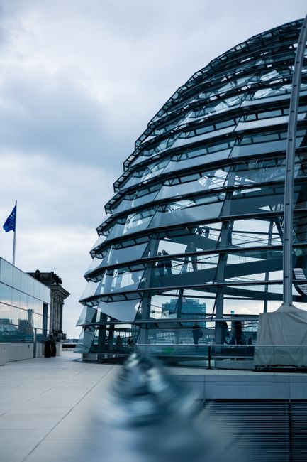 Fotomural Cúpula de cristal del Reichstag en Berlín, Alemania, que muestra una arquitectura moderna bajo un cielo nublado.