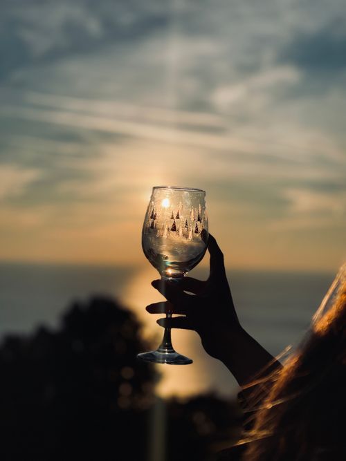 Free Silhouette of an elegant wine glass capturing the golden sunset light in Antalya, Türkiye. Stock Photo