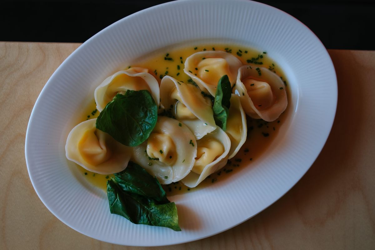 Tortellini in brodo : la recette de Bologne - Préparation des tortellini : pâte, farce et pliage