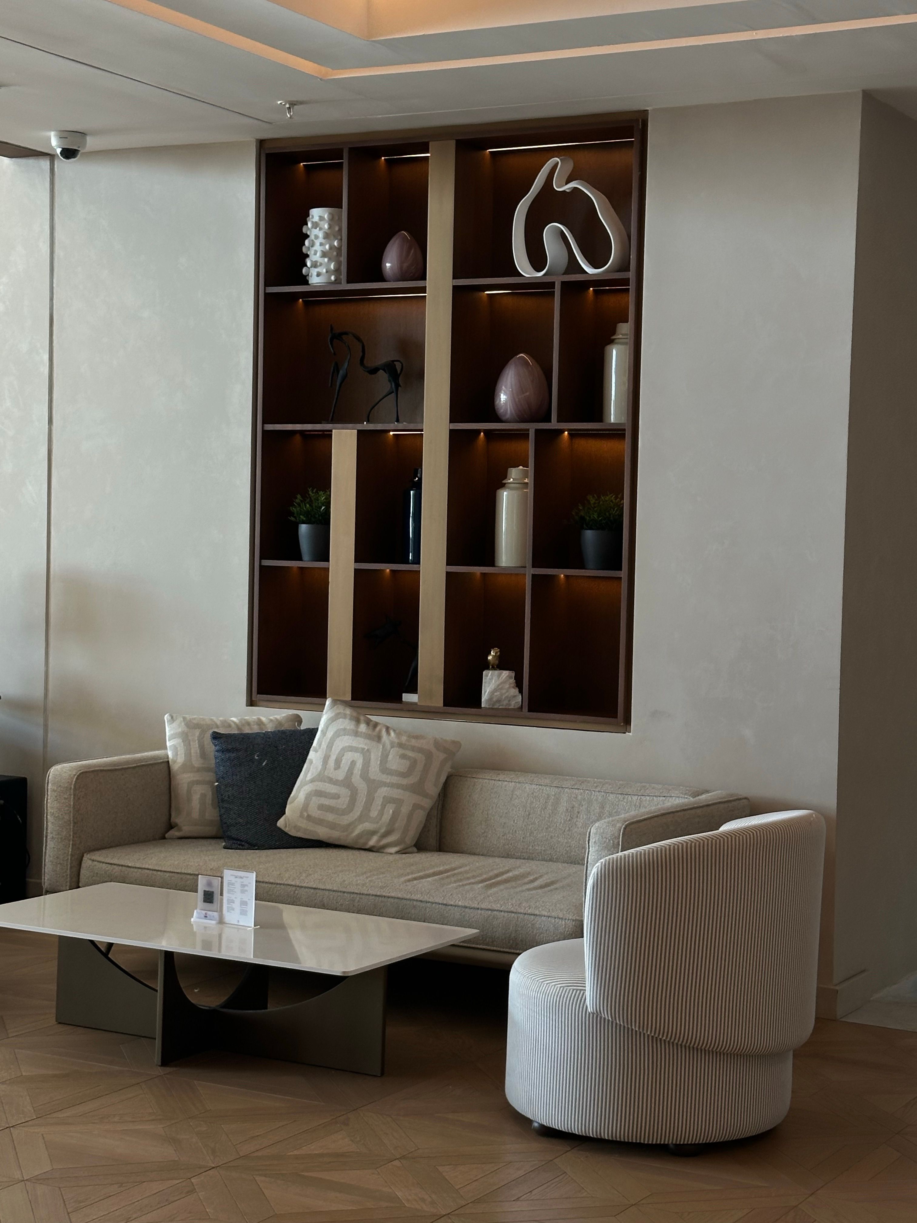 Modern Minimalist Living Room with Elegant Decor · Free Stock Photo