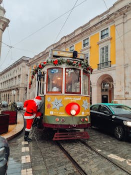 圣诞老人登上了里斯本一条下雨的鹅卵石街道上的装饰电车