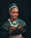 穿着绿色传统服装的美丽女人，戴着珠宝，散发着优雅的气息